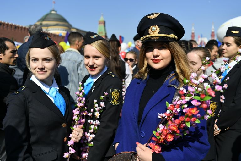 Участницы первомайской демонстрации на Красной площади Участницы первомайской демонстрации на Красной площади