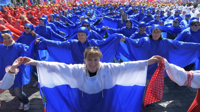 Участники первомайской демонстрации Участники первомайской демонстрации