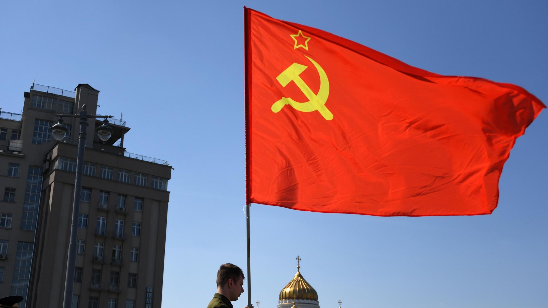 Участники первомайского шествия сторонников КПРФ в День международной солидарности трудящихся Участники первомайского шествия сторонников КПРФ в День международной солидарности трудящихся - РИА Новости, 1920, 05.12.2021