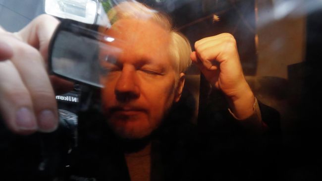 Основатель WikiLeaks Джулиан Ассанж в лондонском суде. 1 мая 2019 Основатель WikiLeaks Джулиан Ассанж в лондонском суде. 1 мая 2019