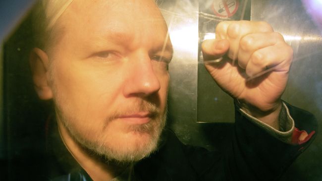 Основатель WikiLeaks Джулиан Ассанж в лондонском суде. 1 мая 2019 Основатель WikiLeaks Джулиан Ассанж в лондонском суде. 1 мая 2019