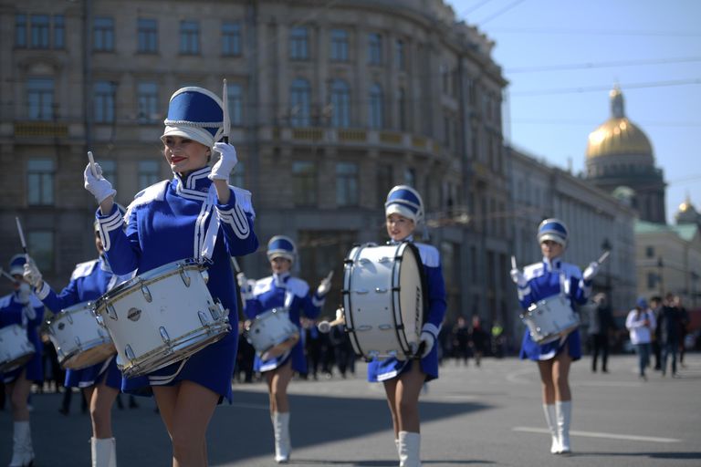 Участники первомайской демонстрации в День международной солидарности трудящихся в Санкт-Петербурге Участники первомайской демонстрации в День международной солидарности трудящихся в Санкт-Петербурге
