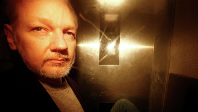 Основатель WikiLeaks Джулиан Ассанж в лондонском суде. 1 мая 2019 Основатель WikiLeaks Джулиан Ассанж в лондонском суде. 1 мая 2019