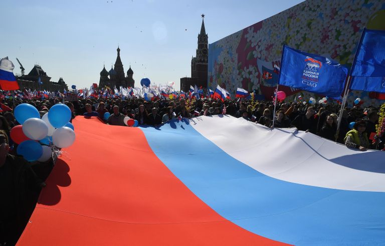 Участники первомайской демонстрации на Красной площади Участники первомайской демонстрации на Красной площади