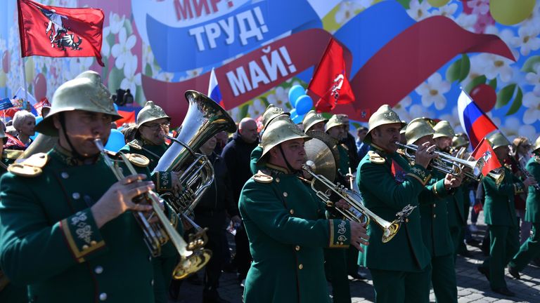 Участники первомайской демонстрации на Красной площади Участники первомайской демонстрации на Красной площади