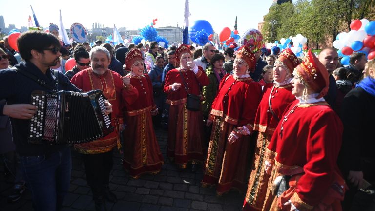 Участники первомайской демонстрации на Красной площади Участники первомайской демонстрации на Красной площади