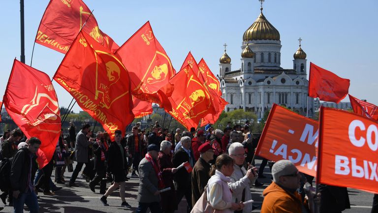 Шествие и митинг КПРФУчастники первомайского шествия сторонников КПРФ в День международной солидарности трудящихся Шествие и митинг КПРФУчастники первомайского шествия сторонников КПРФ в День международной солидарности трудящихся