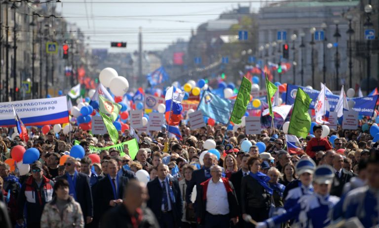 Участники первомайской демонстрации в День международной солидарности трудящихся в Санкт-Петербурге Участники первомайской демонстрации в День международной солидарности трудящихся в Санкт-Петербурге