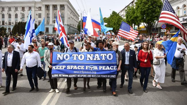 Представители США, Швеции, Великобритании, Израиля и Непала несут транспарант с надписью Нет НАТО во время первомайского шествия в Симферополе Представители США, Швеции, Великобритании, Израиля и Непала несут транспарант с надписью Нет НАТО во время первомайского шествия в Симферополе