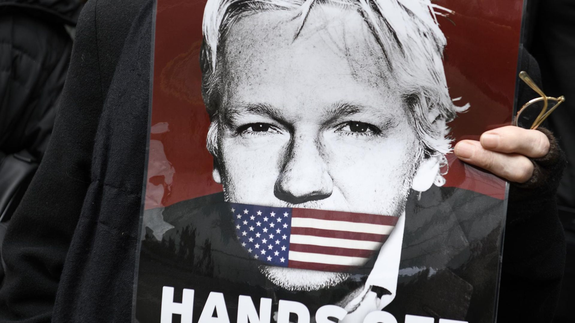 Участница акции в поддержку основателя WikiLeaks Джулиана Ассанжа Участница акции в поддержку основателя WikiLeaks Джулиана Ассанжа - РИА Новости, 1920, 24.01.2022