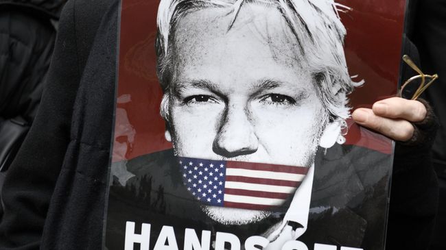 Участница акции в поддержку основателя WikiLeaks Джулиана Ассанжа Участница акции в поддержку основателя WikiLeaks Джулиана Ассанжа