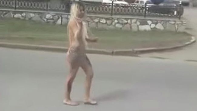 Гуляющую по Стерлитамаку голую девушку сняли на видео прохожие Гуляющую по Стерлитамаку голую девушку сняли на видео прохожие