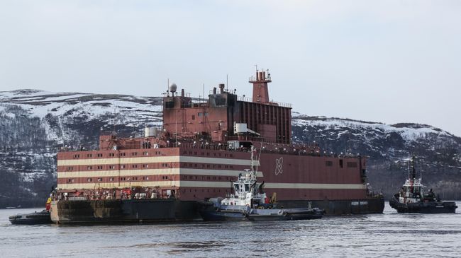 Буксировка плавучего энергоблока (ПЭБ) Академик Ломоносов в порту Мурманска Буксировка плавучего энергоблока (ПЭБ) Академик Ломоносов в порту Мурманска