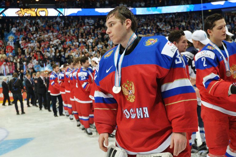 Вратарь сборной России Александр Георгиев с серебряной медалью молодежного чемпионата мира