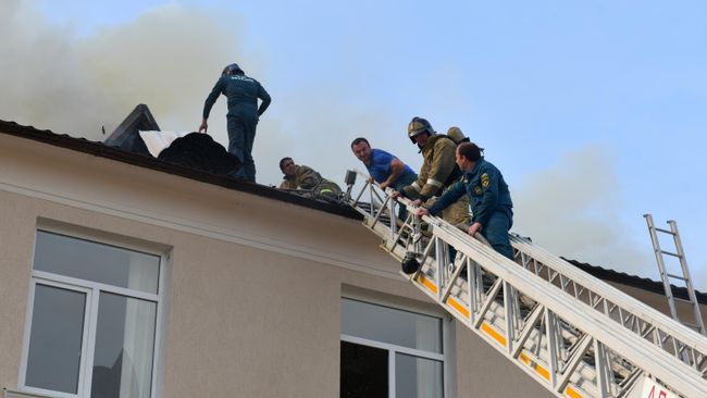 Сотрудники пожарной службы на крыше здания русской средней школы №2 имени А.С. Пушкина в Сухуме, где произошло возгорание. 2 мая 2019 Сотрудники пожарной службы на крыше здания русской средней школы №2 имени А.С. Пушкина в Сухуме, где произошло возгорание. 2 мая 2019