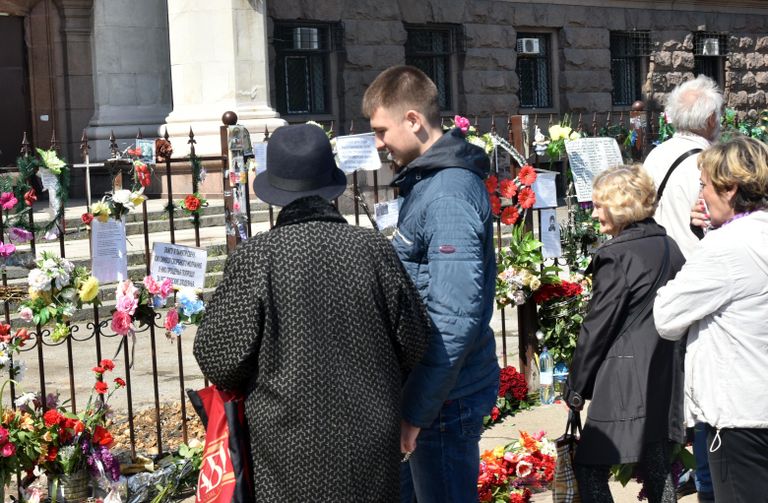 Жители Одессы возлагают цветы на Куликовом поле во время траурных мероприятий, посвященных годовщине трагических событий 2 мая 2014 года