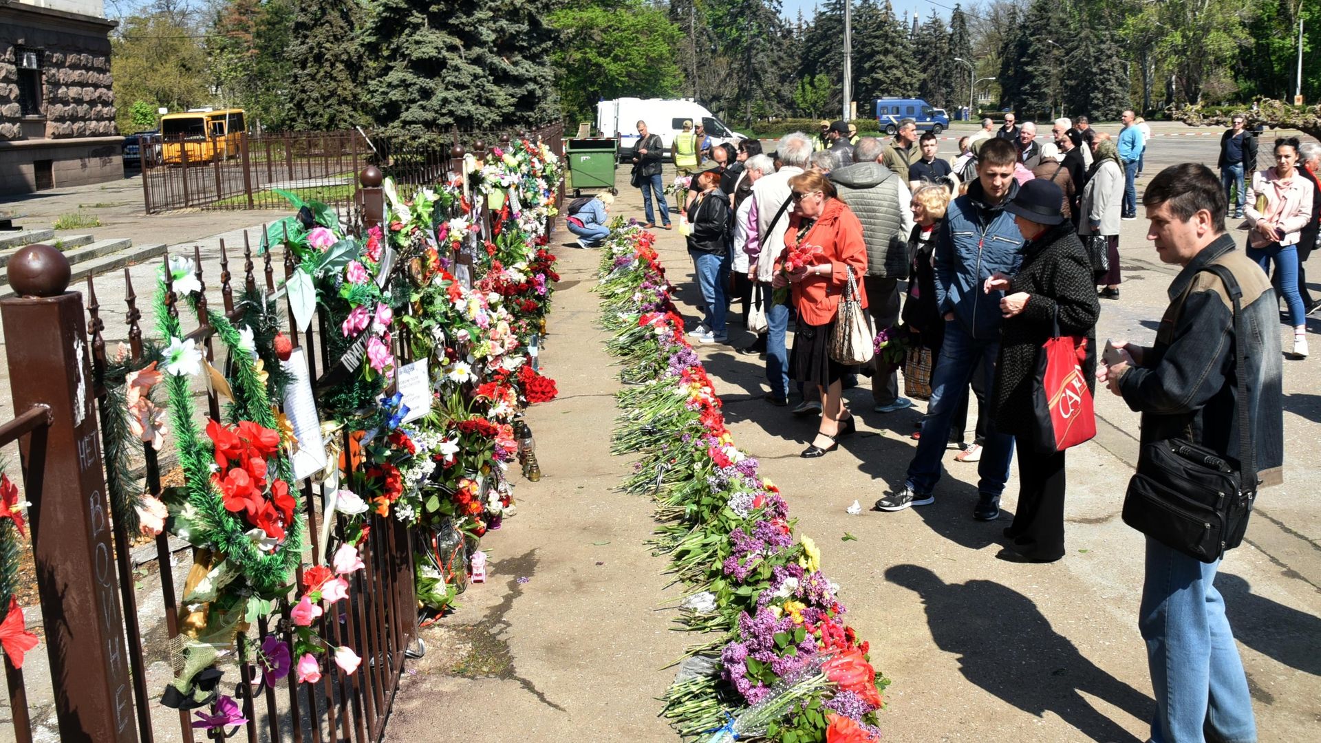 Жители Одессы возлагают цветы на Куликовом поле во время траурных мероприятий, посвященных годовщине трагических событий 2 мая 2014 года Жители Одессы возлагают цветы на Куликовом поле во время траурных мероприятий, посвященных годовщине трагических событий 2 мая 2014 года - РИА Новости, 1920, 08.04.2021
