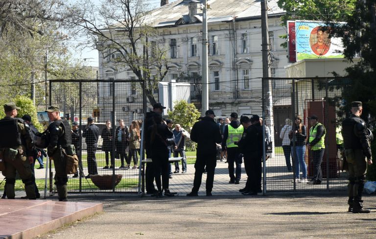 Сотрудники полиции у входа на территорию Куликова поля во время траурных мероприятий, посвященных годовщине трагических событий 2 мая 2014 года