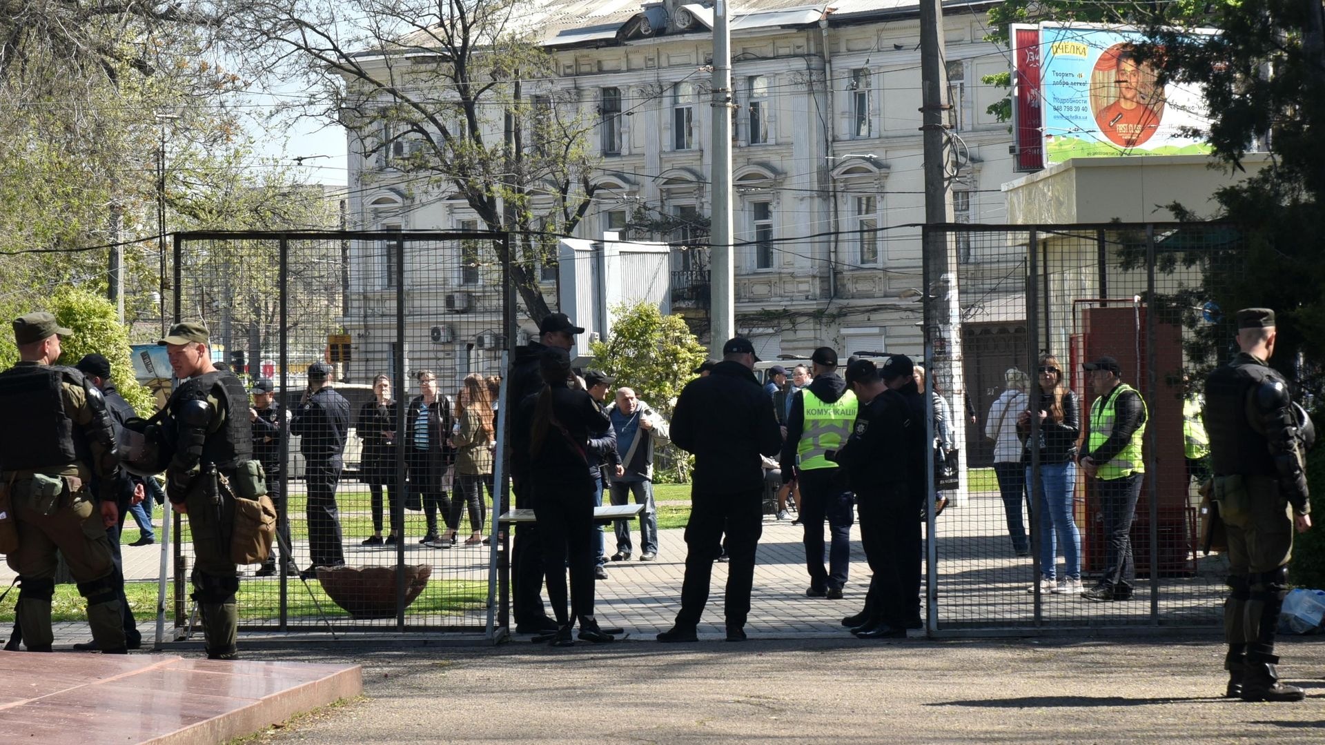 Сотрудники полиции у входа на территорию Куликова поля во время траурных мероприятий, посвященных годовщине трагических событий 2 мая 2014 года Сотрудники полиции у входа на территорию Куликова поля во время траурных мероприятий, посвященных годовщине трагических событий 2 мая 2014 года - РИА Новости, 1920, 02.05.2022