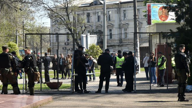Сотрудники полиции у входа на территорию Куликова поля во время траурных мероприятий, посвященных годовщине трагических событий 2 мая 2014 года