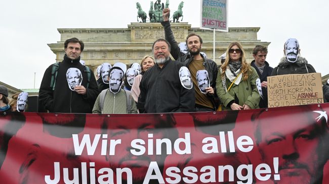 Китайский художник Ай Вэйвэй принимет участие в митинге в поддержку Джулиана Ассанжа в центре Берлина, Германия. 2 мая 2019 Китайский художник Ай Вэйвэй принимет участие в митинге в поддержку Джулиана Ассанжа в центре Берлина, Германия. 2 мая 2019