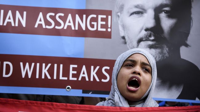 Участница акции в поддержку основателя WikiLeaks Джулиана Ассанжа в Лондоне