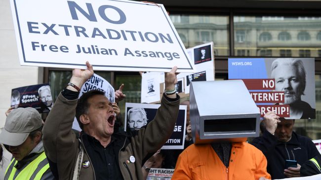 Участники акции в поддержку основателя WikiLeaks Джулиана Ассанжа у здания Вестминстерского мирового суда в Лондоне. Архивное фото Участники акции в поддержку основателя WikiLeaks Джулиана Ассанжа у здания Вестминстерского мирового суда в Лондоне. Архивное фото