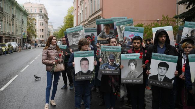 Участники акции Помним движения Антимайдан у здания посольства Украины держат портреты людей, погибших при пожаре 2 мая 2014 в Доме профсоюзов в Одессе. 2 мая 2019 Участники акции Помним движения Антимайдан у здания посольства Украины держат портреты людей, погибших при пожаре 2 мая 2014 в Доме профсоюзов в Одессе. 2 мая 2019