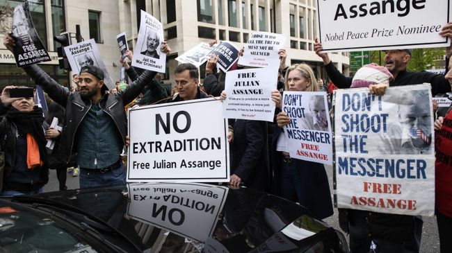Участники акции в поддержку основателя WikiLeaks Джулиана Ассанжа Участники акции в поддержку основателя WikiLeaks Джулиана Ассанжа