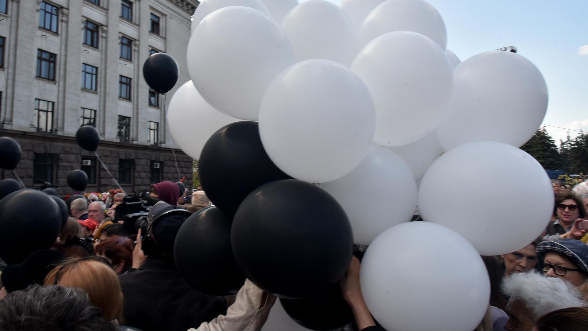 Жители Одессы несут воздушные шары к Дому профсоюзов во время траурных мероприятий, посвященных годовщине трагических событий 2 мая 2014 года Жители Одессы несут воздушные шары к Дому профсоюзов во время траурных мероприятий, посвященных годовщине трагических событий 2 мая 2014 года - РИА Новости, 1920, 02.05.2021