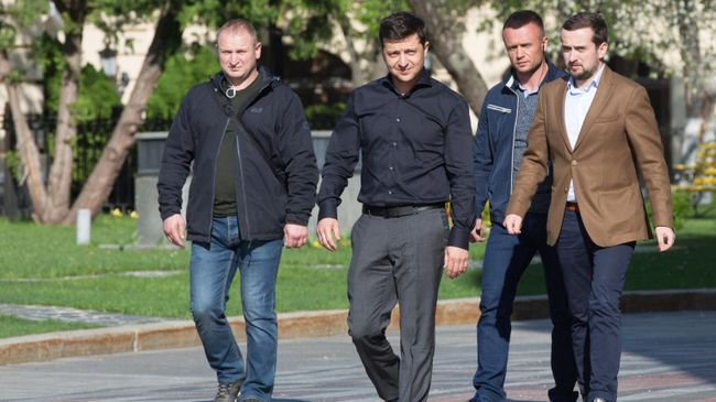 Избранный президент Украины Владимир Зеленский после завершения встречи с лидерами фракций Верховной рады. 4 мая 2019 Избранный президент Украины Владимир Зеленский после завершения встречи с лидерами фракций Верховной рады. 4 мая 2019