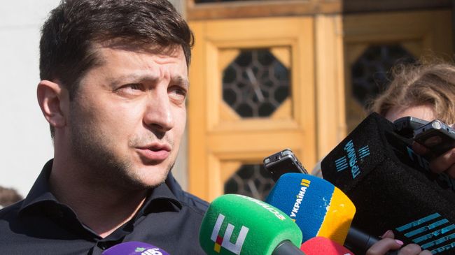 Избранный президент Украины Владимир Зеленский во время брифинга по итогам встречи с лидерами фракций Верховной рады. 4 мая 2019 Избранный президент Украины Владимир Зеленский во время брифинга по итогам встречи с лидерами фракций Верховной рады. 4 мая 2019