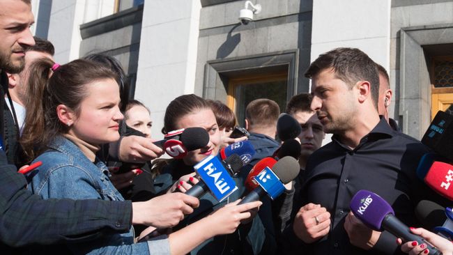 Избранный президент Украины Владимир Зеленский во время брифинга по итогам встречи с лидерами фракций Верховной рады. 4 мая 2019