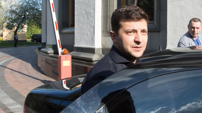 Избранный президент Украины Владимир Зеленский после окончания брифинга по итогам встречи с лидерами фракций Верховной рады. 4 мая 2019 Избранный президент Украины Владимир Зеленский после окончания брифинга по итогам встречи с лидерами фракций Верховной рады. 4 мая 2019