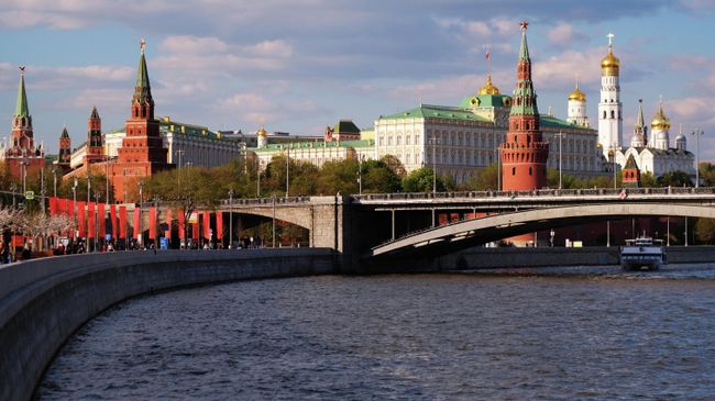 Большой Каменный мост через Москву-реку и Московский Кремль.