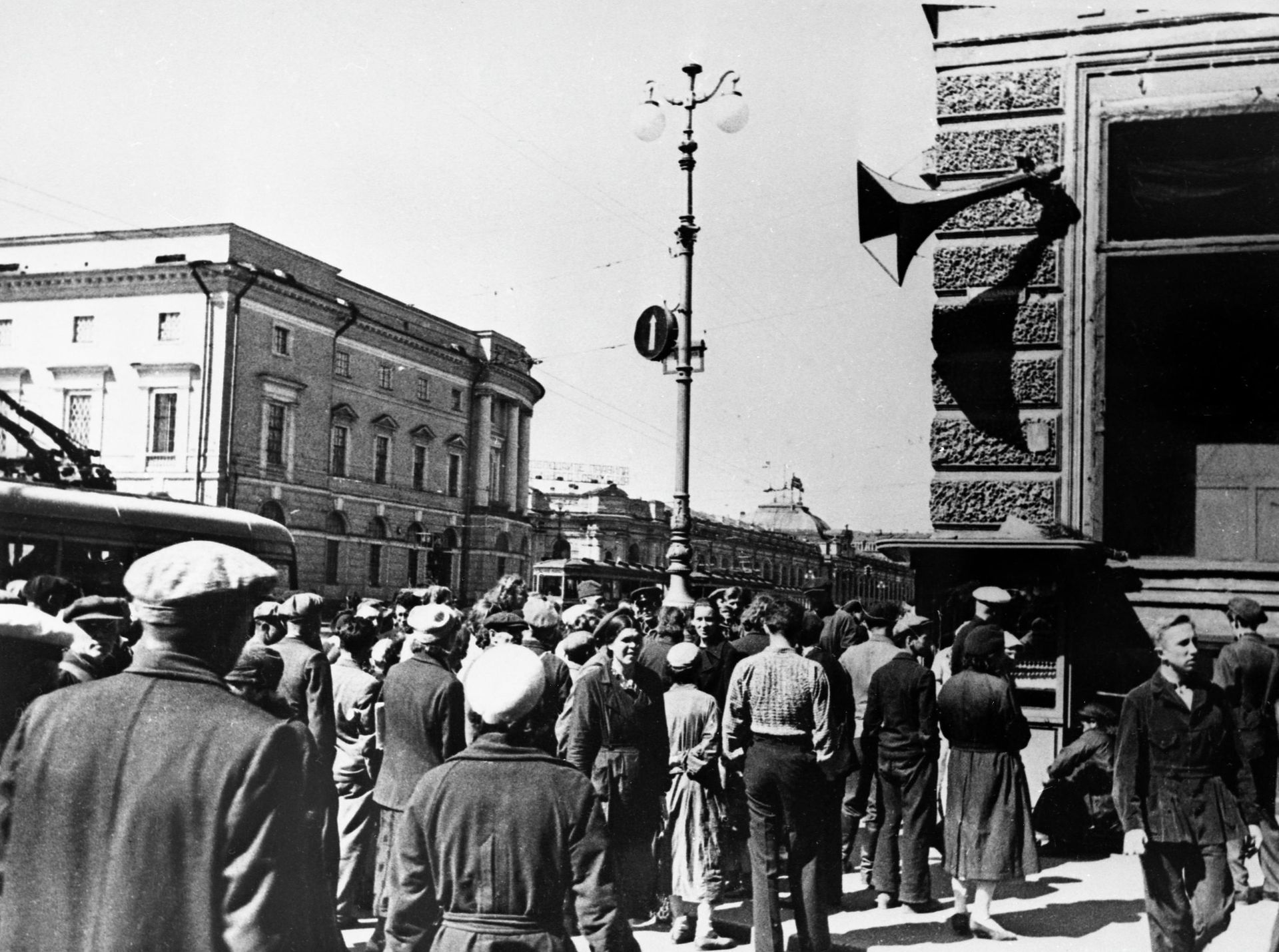 Жители Ленинграда 22 июня 1941 года во время объявления по радио правительственного сообщения о нападении фашистской Германии на Советский Союз Жители Ленинграда 22 июня 1941 года во время объявления по радио правительственного сообщения о нападении фашистской Германии на Советский Союз - РИА Новости, 1920, 18.06.2021