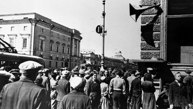 Жители Ленинграда 22 июня 1941 года во время объявления по радио правительственного сообщения о нападении фашистской Германии на Советский Союз Жители Ленинграда 22 июня 1941 года во время объявления по радио правительственного сообщения о нападении фашистской Германии на Советский Союз