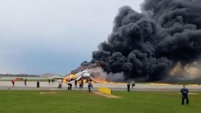 Пожар на борту самолета в аэропорту Шереметьево Пожар на борту самолета в аэропорту Шереметьево