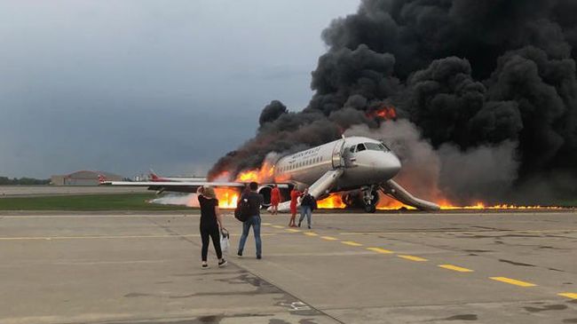 Пожар на борту самолета в аэропорту Шереметьево