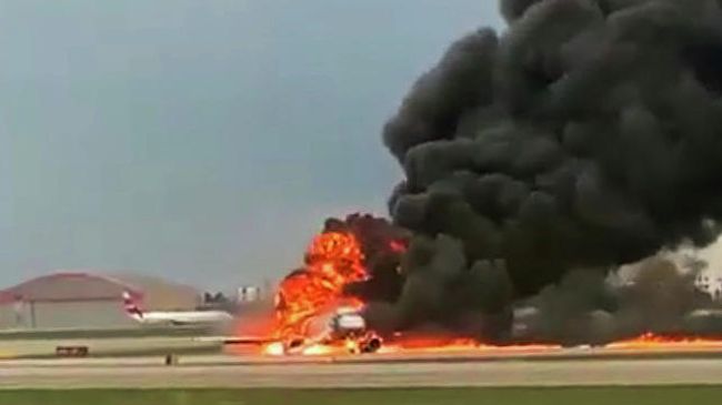 Пожар на борту самолета в аэропорту Шереметьево Пожар на борту самолета в аэропорту Шереметьево