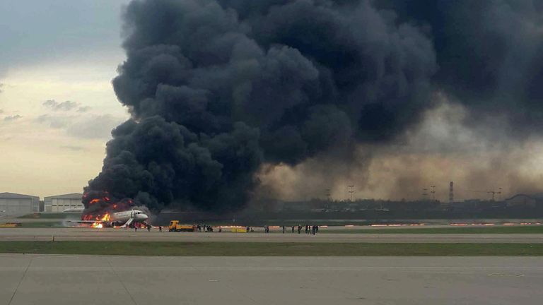 Пожар на борту самолета в аэропорту Шереметьево Пожар на борту самолета в аэропорту Шереметьево