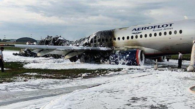 Последствия возгорания самолета Sukhoi Superjet в аэропорту Шереметьево Последствия возгорания самолета Sukhoi Superjet в аэропорту Шереметьево