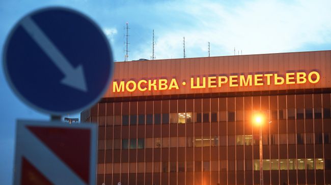 Вывеска на здании терминала аэропорта Шереметьево, где самолет авиакомпании Аэрофлот Sukhoi Superjet 100 был вынужден вернуться в аэропорт из-за возгорания на борту Вывеска на здании терминала аэропорта Шереметьево, где самолет авиакомпании Аэрофлот Sukhoi Superjet 100 был вынужден вернуться в аэропорт из-за возгорания на борту