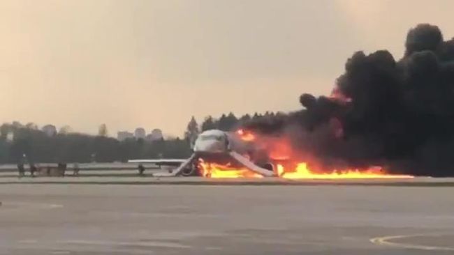 Самолет авиакомпании Аэрофлот Sukhoi Superjet 100, вернувшийся во время рейса Москва - Мурманск в аэропорт Шереметьево из-за возгорания на борту Самолет авиакомпании Аэрофлот Sukhoi Superjet 100, вернувшийся во время рейса Москва - Мурманск в аэропорт Шереметьево из-за возгорания на борту
