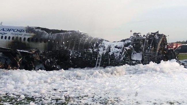 Последствия возгорания самолета Sukhoi Superjet в аэропорту Шереметьево Последствия возгорания самолета Sukhoi Superjet в аэропорту Шереметьево