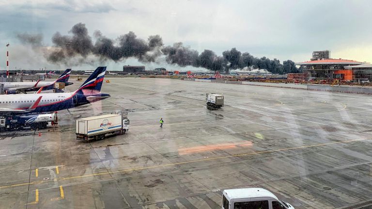 Самолет авиакомпании Аэрофлот Sukhoi Superjet 100, вернувшийся во время рейса Москва - Мурманск в аэропорт Шереметьево из-за возгорания на борту Самолет авиакомпании Аэрофлот Sukhoi Superjet 100, вернувшийся во время рейса Москва - Мурманск в аэропорт Шереметьево из-за возгорания на борту
