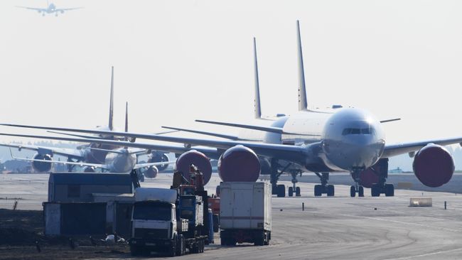 Самолеты на взлетной полосе аэропорта Шереметьево Самолеты на взлетной полосе аэропорта Шереметьево