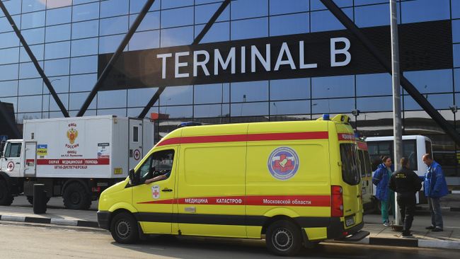 Автомобили скорой помощи у аэропорта Шереметьево Автомобили скорой помощи у аэропорта Шереметьево