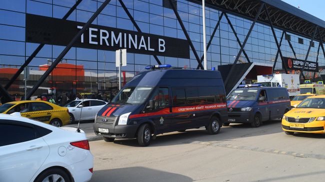 Автомобиль Следственного комитета РФ возле аэропорта Шереметьево Автомобиль Следственного комитета РФ возле аэропорта Шереметьево