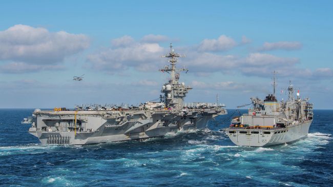 Авианосец Авраам Линкольн и вспомогательный корабль обеспечения USNS Arctic Авианосец Авраам Линкольн и вспомогательный корабль обеспечения USNS Arctic